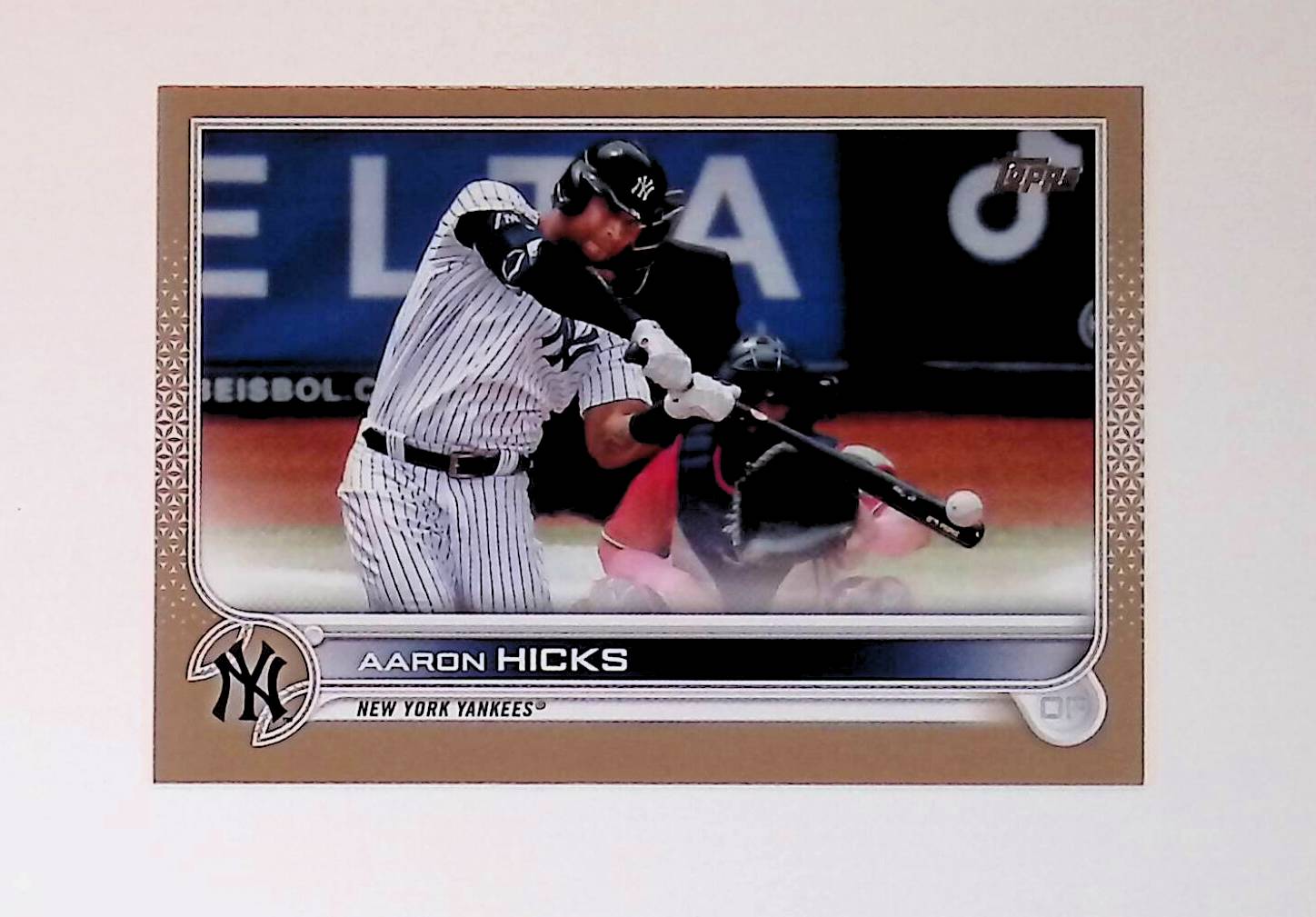 Aaron Hicks 2022 Topps Gold #497 674/2022 - LoCo Collectables